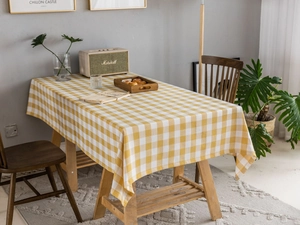 Primer plano del mantel de cuadros amarillos y blancos con textura gruesa de algodón y lino