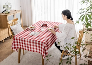 Primer plano del mantel de cuadros rojos y blancos con textura suave y costuras finas