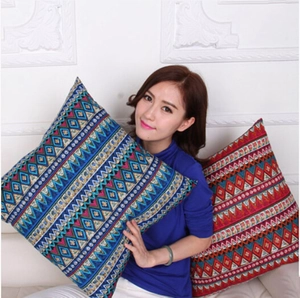 Dettaglio delle federe per cuscini in stile boho con motivi etnici geometrici