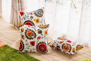Détail du motif suzani ethnique de tournesol sur housses de coussin en lin