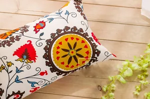 Gros plan du motif mandala tournesol bohème sur taie d'oreiller en coton et lin