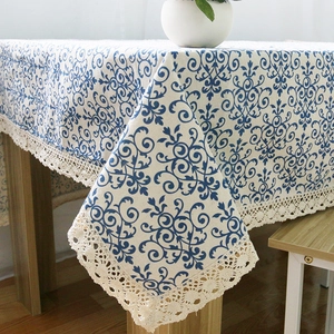Retro katoen-linnen tafelkleed met blauw bloemenpatroon en elegante kanten rand