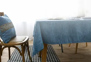 Nahaufnahme der nordischen blauen Stickerei-Tischdecke auf einem rustikalen Holztisch