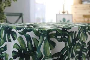 Détail de la nappe imperméable avec motifs de feuilles de Monstera tropicales vertes