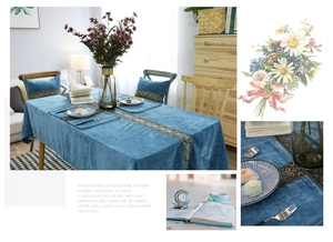 Detail van vintage bloemenborduurwerk op pauwblauw fluwelen tafelkleed met placemat