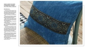 Detail des blauen Samtkissenbezugs mit Ethno-Stickband auf mattem Waschlederstoff