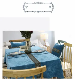 Nahaufnahme der nordischen vintage blauen Samttischdecke mit klassischer Stickerei