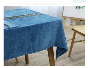 Detailopname van donkerblauw fluwelen tafelkleed met verfijnd vintage kantborduursel