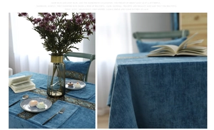 Detail van blauw fluwelen tafelkleed met vintage borduursels en getextureerde chenillestof