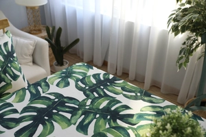 Gros plan sur la nappe imperméable avec motifs de feuilles de monstera vert vif