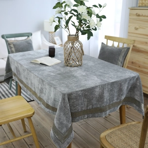 Detail van het Scandinavische fluwelen tafelkleed met gouden patronen op houten tafel