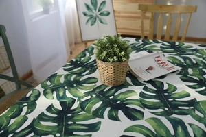 Détail de la nappe imperméable à motif de feuilles de Monstera et tissu épais