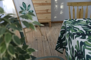 Détail du motif feuille de monstera sur nappe imperméable en coton et en polyester
