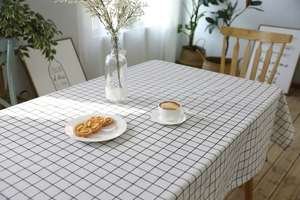 Texture dettagliata della tovaglia di lino a scacchi bianchi e neri in ambiente domestico