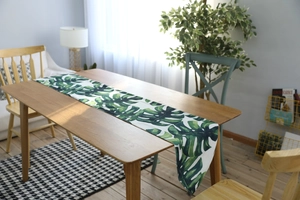 Gros plan du chemin de table imperméable avec motif de feuilles de monstera tropical