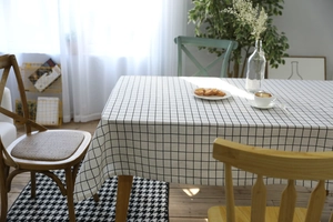Texture dettagliata della tovaglia di lino a scacchi bianchi e neri nella sala da pranzo