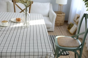 Dettaglio di una tovaglia in cotone e lino a quadretti con elegante motivo bianco e nero