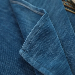 Klassiek Scandinavisch tafelkleed in diepblauw fluweel met gedetailleerde stiknaden