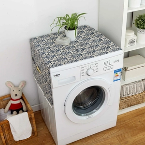 Housse de machine à laver à motif floral bleu avec bordures à pompons blancs
