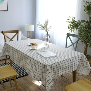 Tovaglia moderna in lino a scacchi bianchi e neri per un tavolo da pranzo minimalista