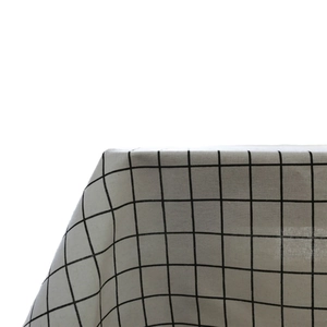Tovaglia minimalista a quadri bianchi e neri in lino con elegante effetto drappeggio