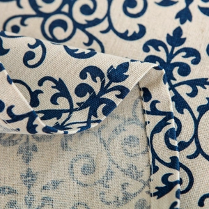 Macro du tissu en coton lin avec motif damassé bleu montrant la texture et les bords