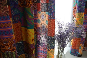 Dettaglio della tenda etnica bohémien con motivi stampati mandala e paisley