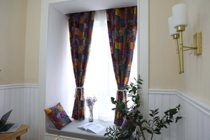 Dettagli di tende patchwork bohémien e cuscini coordinati in stile etnico di lino