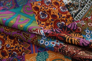 Dettaglio ravvicinato della stampa paisley boho sul tessuto per tende in cotone e lino