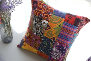 Cuscino patchwork dettagliato con motivi mandala bohémien e disegni floreali paisley
