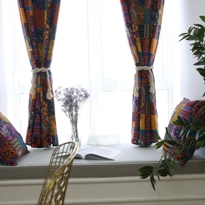 Tende bohémien in cotone e lino con motivo patchwork e cuscini coordinati per soggiorno