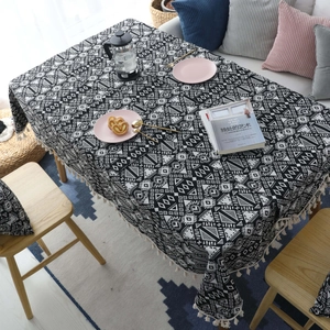 Tovaglia nordica in cotone e lino con motivi geometrici neri e nappe in puro cotone