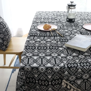 Tovaglia nordica in lino con motivi geometrici neri e nappe bianche con decorazione