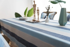 Détail de la nappe en coton et lin à rayures bleues et grises avec texture de tissu
