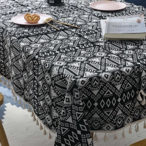 Tovaglia nordica con motivo geometrico nero in cotone e lino con bordi a frange