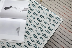 Détail du tissu en lin nordique avec motifs de feuilles vertes pour table basse