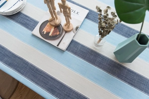 Détail de nappe imperméable en coton et lin à rayures bleues de style méditerranéen