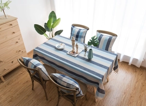 Détail de nappe imperméable à rayures bleues avec des finitions à franges beiges