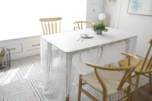Vue détaillée de la nappe en dentelle blanche nordique avec maille fine et bordure cils