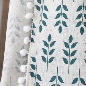 Nappe nordique en coton et lin avec motif feuilles vertes et pompons blancs décoratifs