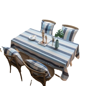 Nappe imperméable à rayures bleues et coussins de chaise en lin au style méditerranéen