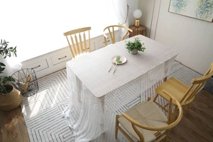 Vue détaillée de la nappe en dentelle blanche nordique avec franges ajourées élégantes