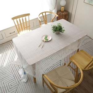 Nappe à rayures de style nordique avec bordures en dentelle sur table en bois