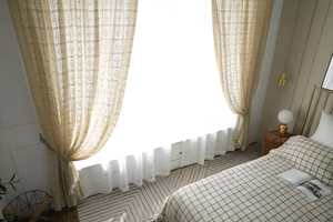 Détails de rideaux au crochet vintage beige avec motifs géométriques et voilage transparent