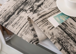 Détail de la housse micro-ondes en lin avec motif grain de bois et poche latérale