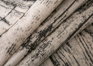 Vue macro du couvre-micro-ondes en lin avec impression de grain de bois rustique