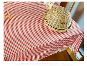 Detail van het rood-wit geblokte linnen tafelkleed met verfijnde witte kanten randen