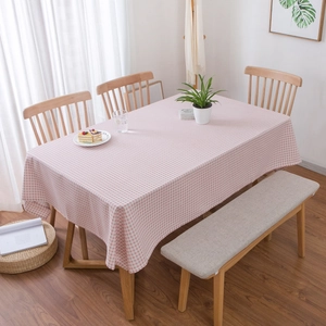 Detail van het roze en wit geblokte katoenen linnen tafelkleed met zachte textuur