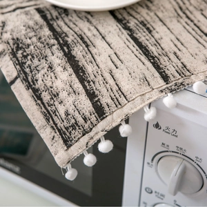 Housse de protection micro-ondes moderne avec motif grain de bois noir et pompons