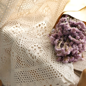 Élégant rideau en dentelle crochetée beige vintage pour une déco de fenêtre rustique